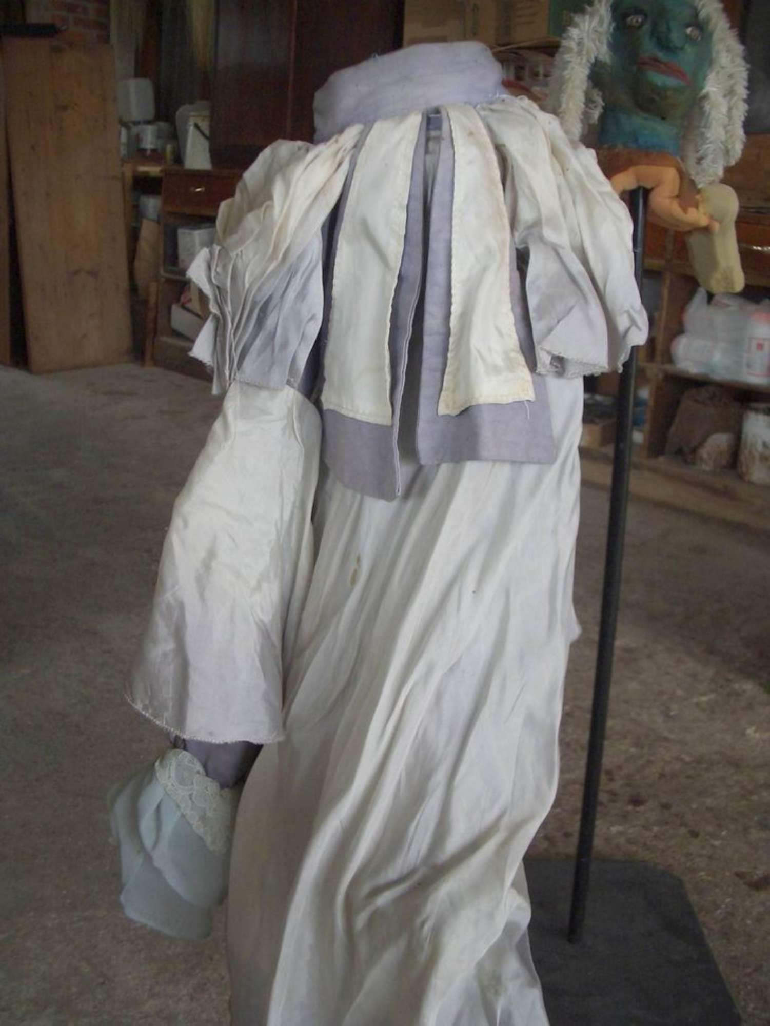 Particolare del vestito del personaggio 1 durante restauro